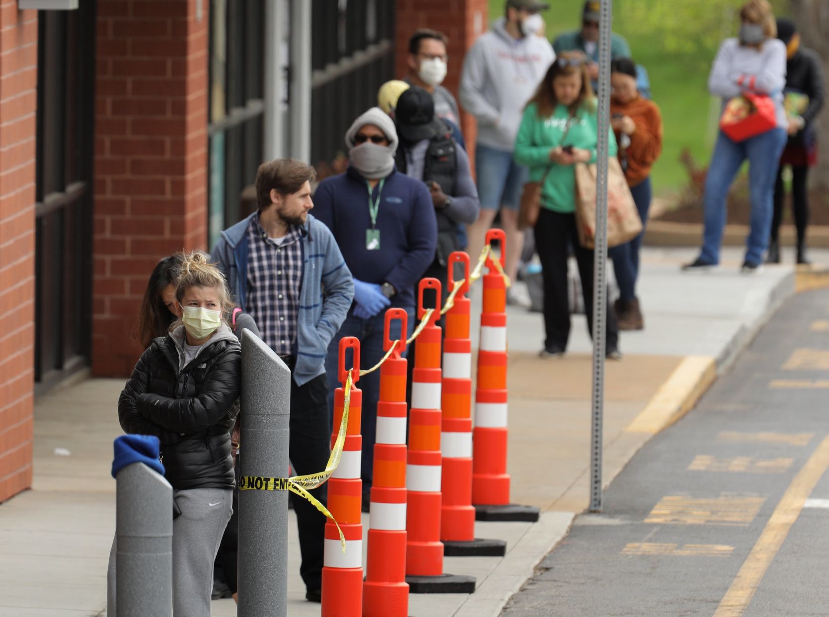 Statewide advisory prompts grocers to space customers